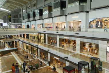 Singapur - 4 Ocak 2023: The Shoppes at Marina Bay Sands, Singapur 'un iç mimarisi. Alışveriş merkezi Singapur 'un en büyük lüks alışveriş merkezlerinden biridir..
