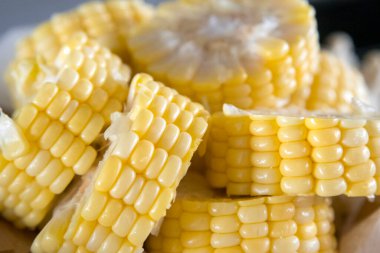 Sıcak çömlek için çiğ mısır malzemelerine odaklanın.