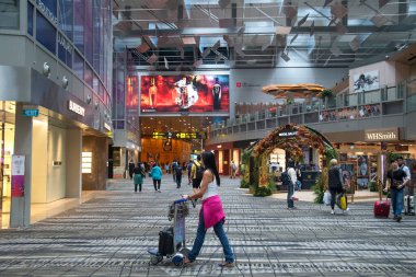 Singapur - 2 Aralık 2022 Singapur Changi Havaalanı mimarisi ve yolcuları. Singapur Changi Havalimanı Asya 'nın en büyük havaalanlarından biridir..