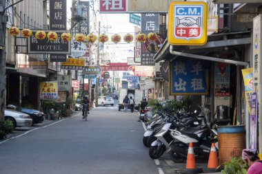 Chiayi, Tayvan - 5 Aralık 2022: Chiayi şehri sokak manzarası. Chiayi kültür açısından zengin bir şehirdir. 