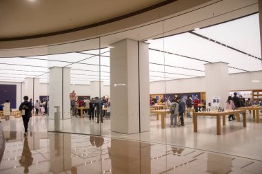 Taipei, Tayvan - 10 Aralık 2022: Taipei 101 'de bir Apple mağazası. Apple Mağazası, Apple ürünleri ve aksesuarlarıyla elde edilebilecek en iyi yer.