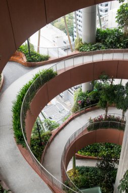 Singapur - 30 Aralık 2022 CapitaSpring Binası 'ndaki Yeşil Oasis manzarası. CapitaSpring binasının ortasında bir bahçe var..