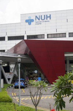 Singapur - 3 Ocak 2023: Singapur Ulusal Üniversitesi Hastanesi ana bina manzaralı. Singapur 'da bir üçüncü derece sevk hastanesi ve akademik tıp merkezidir.