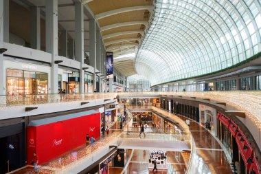Singapur - 4 Ocak 2023: The Shoppes at Marina Bay Sands, Singapur 'un iç mimarisi. Alışveriş merkezi Singapur 'un en büyük lüks alışveriş merkezlerinden biridir..