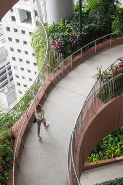 Singapur - 30 Aralık 2022 CapitaSpring Binası 'ndaki Yeşil Oasis manzarası. CapitaSpring binasının ortasında bir bahçe var..