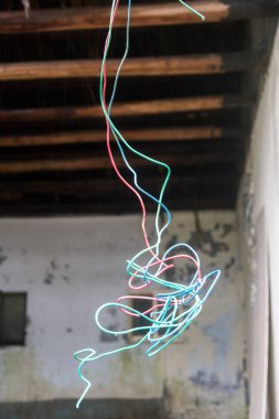 Eski bir evin tavanında asılı olan tehlikeli kötü kablolar.