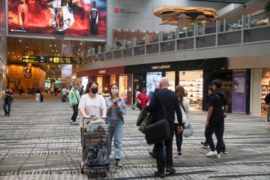 Singapur - 2 Aralık 2022 Singapur Changi Havaalanı mimarisi ve yolcuları. Singapur Changi Havalimanı Asya 'nın en büyük havaalanlarından biridir..