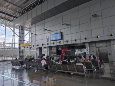 Johor Bahru, Malezya, 8 Ekim 2022. İnsanlar JB Sentral Tren İstasyonu 'nda Singapur' a giden treni bekliyor, Johor. Johor Bahru 'da birleşik bir ulaşım merkezidir.