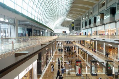 Singapur - 4 Ocak 2023: The Shoppes at Marina Bay Sands, Singapur 'un iç mimarisi. Alışveriş merkezi Singapur 'un en büyük lüks alışveriş merkezlerinden biridir..