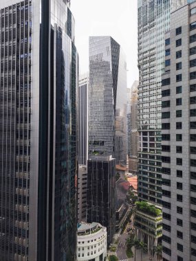 Singapur - 30 Aralık 2022: Modern cam ofis binası ile Singapur 'un finans bölgesi.