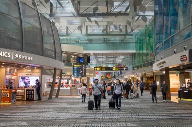 Singapur - 2 Aralık 2022: Singapur 'daki Changi Uluslararası Havaalanı' nın modern iç mimarisi. Changi Havalimanı haftada 6 bin 100 'den fazla uçuşla hizmet vermektedir.
