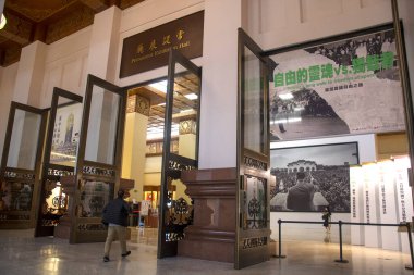 Taipei, Tayvan - 3 Aralık 2022: Chiang Kai-Shek 'in anıt salonundaki sergi salonuna turist ziyareti. Burası Tayvan 'ı ziyaret eden turistler arasında popüler bir seyahat merkezi..