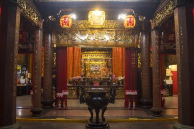 Taipei, Tayvan - 5 Aralık 2022: Taipei Tianhou Tapınağı manzarası. Deniz tanrıçası Mazu 'ya adanmış tarihi bir tapınaktır, iç dekorasyonu ve dış görünüşü renklidir..