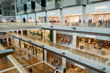 Singapur - 4 Ocak 2023: The Shoppes at Marina Bay Sands, Singapur 'un iç mimarisi. Alışveriş merkezi Singapur 'un en büyük lüks alışveriş merkezlerinden biridir..