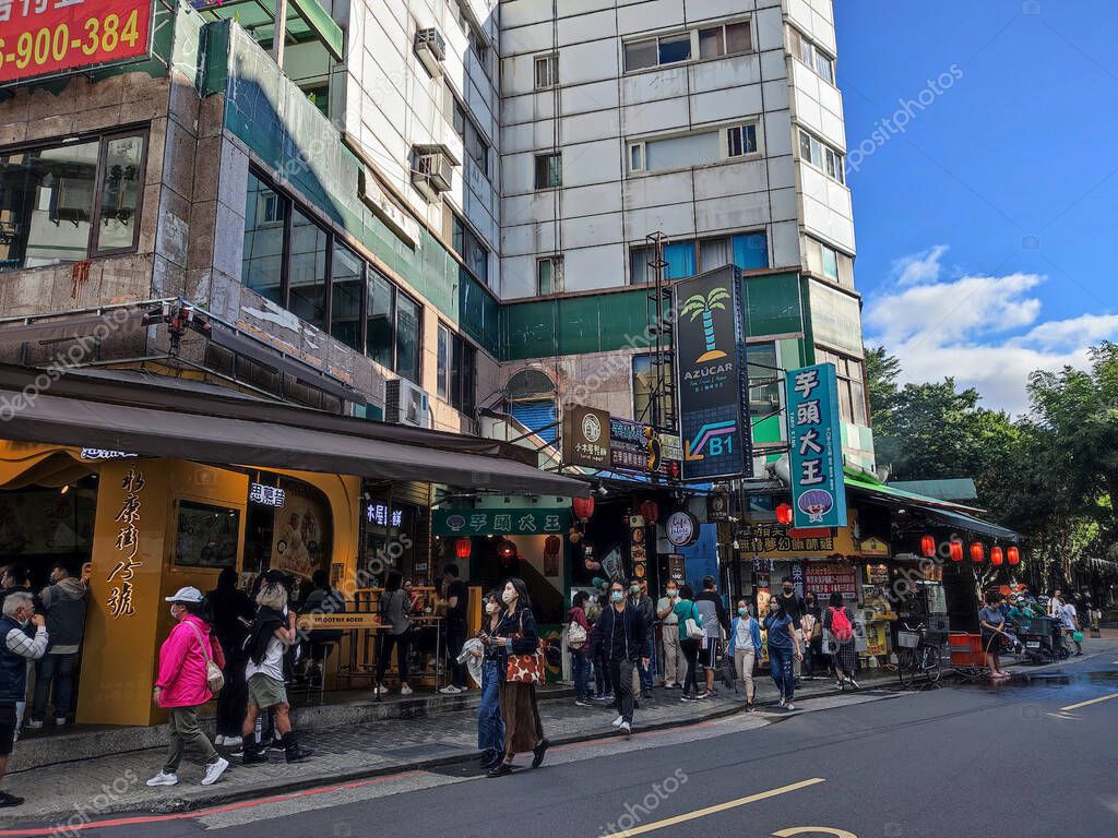 Taipei, Taiwán 3 dic., 2022 Tiendas y restaurantes alrededor de la
