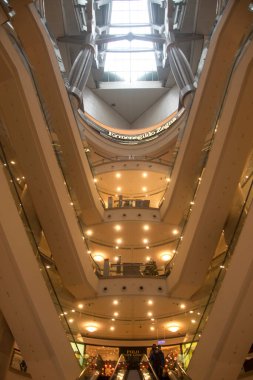 Taipei, Tayvan - 3 Aralık 2022: Taipei 101 Alışveriş Merkezi 'ndeki reklamın iç mekanı. Taipei 101 Alışveriş Merkezi üst düzey bir alışveriş deneyimi yaratmak için dünyanın en iyi markalarını topluyor.