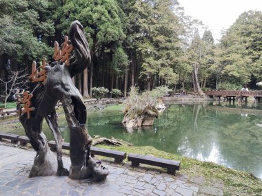 Alishan, Tayvan - 7 Aralık 2022: Tayvan 'daki Alishan Ulusal Orman Dinlenme Bölgesi' ndeki Rahibe Göletleri. 2100 metre yükseklikteki iki yüksek dağ göleti tarafından oluşturulmuştur.