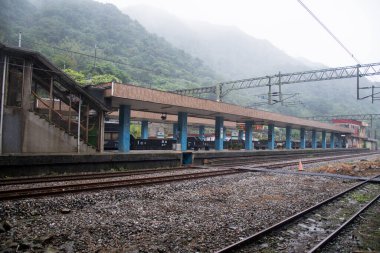 Houtong, Tayvan 4 Aralık 2022, Houtong kedi köyündeki Houtong tren istasyonu. Houtong Kedi Köyü, Keelung Nehri boyunca Ruifang Bölgesi 'nin tepelerinde saklı.