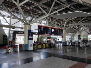 Chiayi, Tayvan - 5 Aralık 2022: Chiayi İstasyonu manzarası Chiayi, Tayvan 'da yüksek hızlı demiryolu girişi.