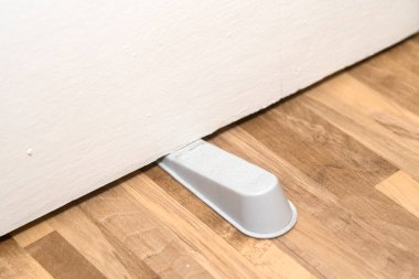 Ahşap kapının hareket etmesini önlemek için kapı Stoper