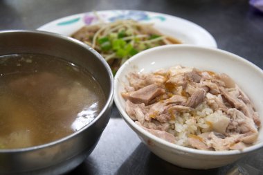 Tayvan hindi pirinci. Masanın üzerindeki tabağa yakın.