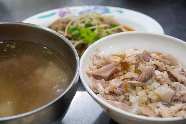 Tayvan hindi pirinci. Masanın üzerindeki tabağa yakın.