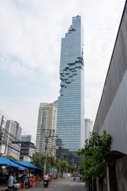 Bangkok, Tayland - 17 Şubat 2023: Bangkok 'taki King Power MahaNakhon' un güzel manzarası. 314 metre yüksekliğinde karışık bir gökdelendir..