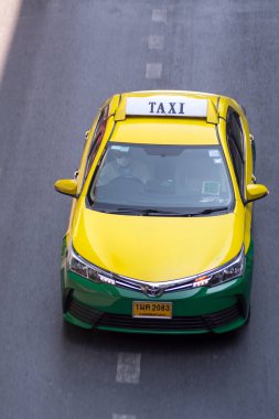 Bangkok, Tayland - 15 Şubat 2023: şehir taksisi Bangkok 'ta yola çıkıyor. Tayland yasalarına göre tüm taksilerin taksimetre kullanması gerekiyor.