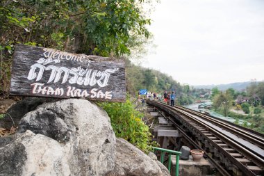 Kanchanaburi, Tayland - 16 Şubat 2023 Tham Krasae Demiryolu Köprüsü Kanchanaburi 'deki Ölüm Demiryolu Kwai nehri üzerinde. 1943 baharında sadece 17 günlük İkinci Dünya Savaşı sırasında inşa edildi..