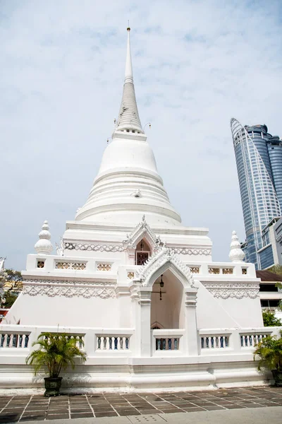 stock image Bangkok, Thailand- 17 Feb, 2023: Wat Pathum Wanaram Temple is located between the two shopping malls Siam Paragon and CentralWorld, Bangkok. It is also known as the lotus temple.