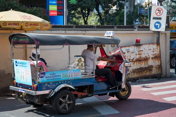 2023年2月13日 曼谷传统的土拨鼠公路 拖船是机动化的三轮人力车 运送乘客绕行 — 图库照片