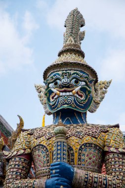 Dev İblis Muhafız heykeli Bangkok Grand Palace 'da duruyor.