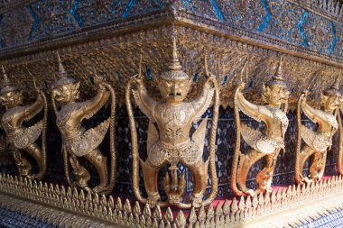 Altın Garuda sıraları, Bangkok 'taki Büyük Saray' daki Zümrüt Buda Tapınağı 'nın duvarlarında güzelce süslenmiştir.