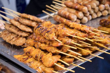 Izgara şiş yiyecekleri olan sokak yemekleri pazarı. Barbekü tavuk eti.