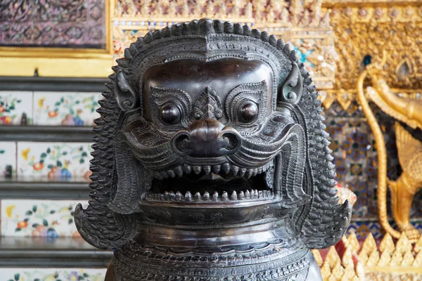 Leão Bronze Escultura Chinesa Templo Esmeralda Buda Bangkok Tailândia — Fotografia de Stock