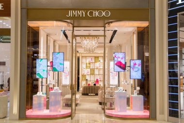 Bangkok, Tayland - 15 Şubat 2023: Jimmy Choos Bangkok, Siam Paragon 'da parçalandı. Jimmy Choo Ltd ayakkabı, çanta, aksesuar ve parfüm konusunda uzmanlaşmış bir İngiliz moda evi.