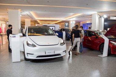 Bangkok, Tayland... 15 Şubat 2023, Tesla elektrikli arabaları Bangkok 'taki alışveriş merkezindeki galeride sergileniyor. Esla elektrikli araçlar tasarlar ve üretir.