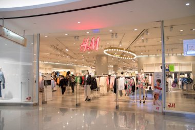 Bangkok, Tayland - 12 Şubat 2023: H & M Moda Perakende Dükkanı Siam Paragon, Bangkok. H & M Group, İsveç merkezli çok uluslu bir giyim şirketidir.