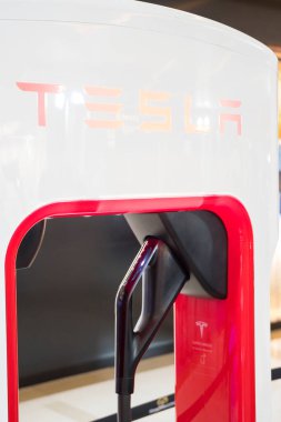 Bangkok, Tayland... 15 Şubat 2023, Tesla Supercharger İstasyonu, şarj aletine yakın çekim. Süper şarj aleti hızlı şarj etmeyi teklif ediyor.