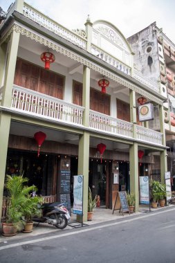 Kanchanaburi, Tayland - 16 Şubat 2023: Kanchanaburi, Tayland 'daki Pakprak Heritage Caddesi boyunca tarihi bina. Yol boyunca 20 'den fazla miras binası yer alıyor