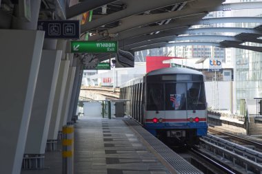Bangkok, Tayland - 14 Şubat 2023: BTS Sky Train Bangkok 'taki skycraper iş binasının içinden geçiyor. BTS Skytrain Bangkok 'ta yüksek hızlı ulaşım sistemidir.