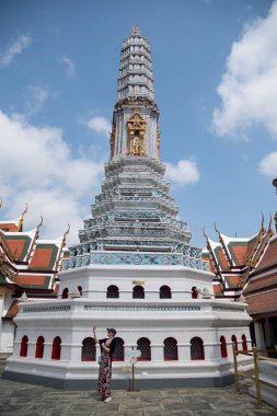 Bangkok, Tayland - 13 Şubat 2023: Turist, Bangkok 'taki büyük sarayın önünde fotoğraf çekti.