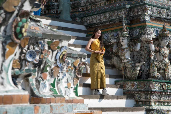 stock image Bangkok, Thailand- 14 Feb, 2023: Tourist visits to Wat Arun in Bangkok. Wat Arun is the missile-shaped temple that rises from the Chao Phraya River's banks