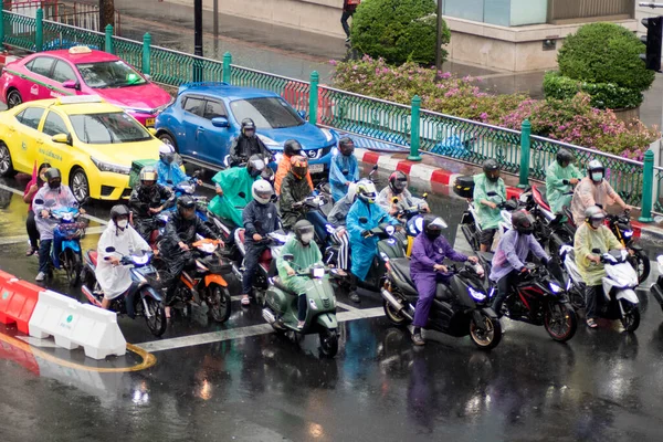 Bangkok Tailandia Feb 2023 Gente Viaja Motocicleta Durante Día Lluvioso —  Fotos de Stock