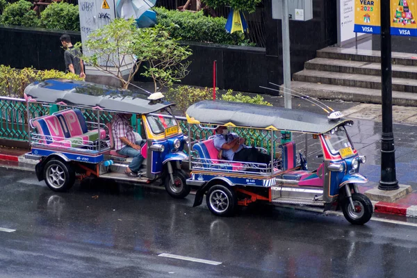 Bangkok Tajlandia Feb 2023 Tradycyjny Tuk Tuk Podróżuje Drogach Bangkoku — Zdjęcie stockowe