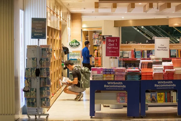 シンガポール 2023 顧客はチャンギ空港シンガポールの本のための店 シンガポール空港は乗客に最高のショッピング体験を提供します — ストック写真