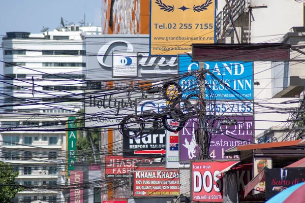 2023年2月12日 许多彩色广告牌挂在曼谷中部Sukhumvit地区的保险杠上 — 图库照片