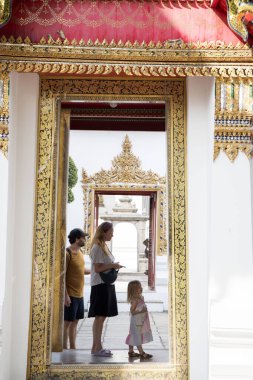 Bangkok, Tayland - 13 Şubat 2023: Bangkok 'taki Wat Phra Chetuphon Vimolmangkalaram Tapınağını ziyaret eden turistler. Birinci sınıf bir kraliyet tapınağıdır ve antik bir tapınaktır.