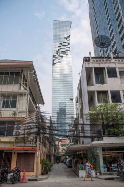 Bangkok, Tayland - 17 Şubat 2023: Bangkok 'ta King Power MahaNakhon' un arka planında sokak manzarası
