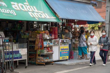Kanchanaburi, Tayland - 16 Şubat 2023: Kanchanaburi, Tayland 'daki Pakprak Heritage Caddesi boyunca tarihi bina. Yol boyunca 20 'den fazla miras binası yer alıyor